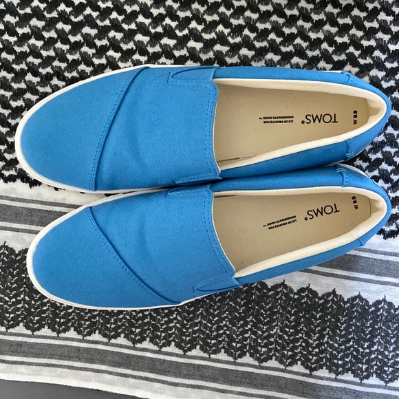 TOMS Slip Ons

**NEW&BOXED** - Picture 2 of 6